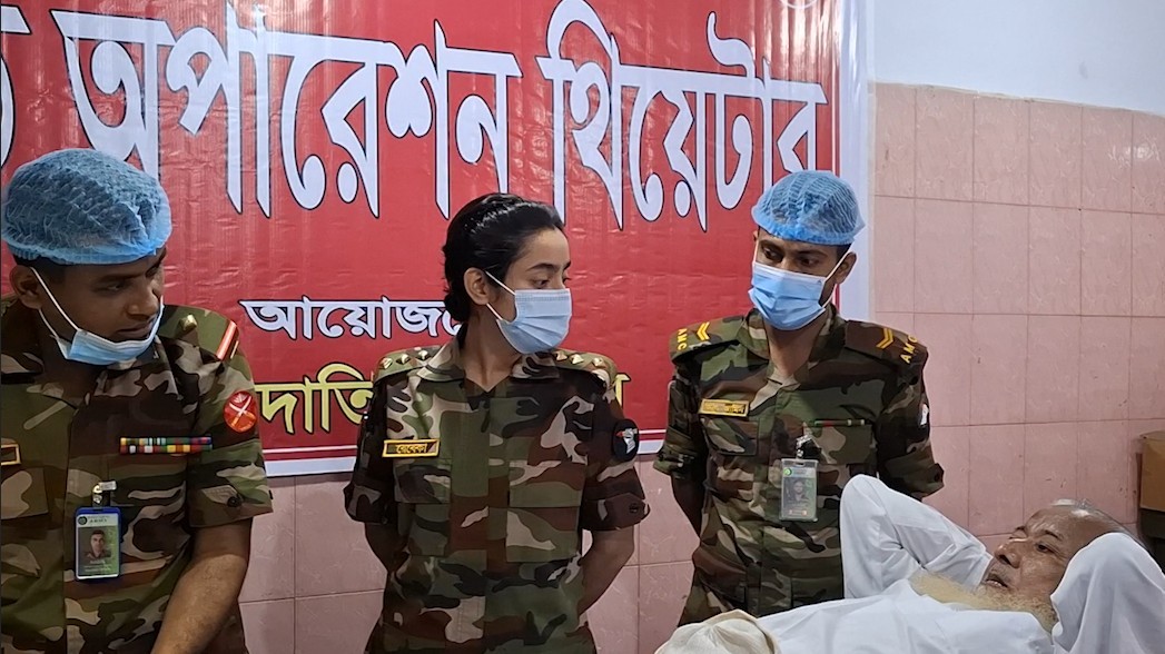 জুলাই পুনর্জাগরণ অনুষ্ঠানমালা উপলক্ষ্যে ৩৩ পদাতিক ডিভিশনের উদ্যোগে কুমিল্লায় বিনামূল্যে চিকিৎসা সেবা